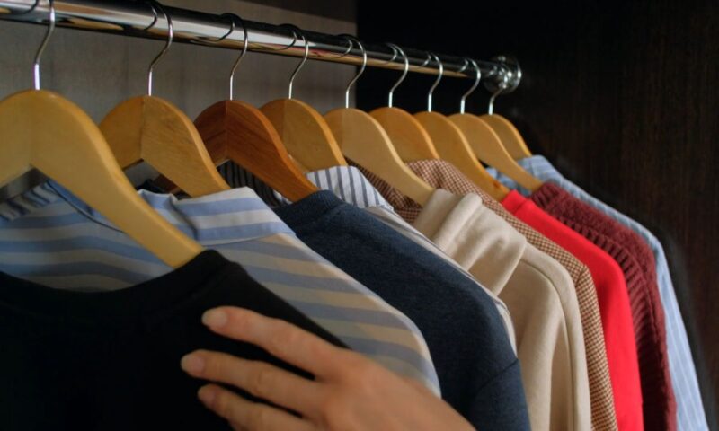 devojka bira odeću sa ofingera