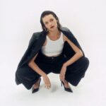 Elegantne kombinacije sa farmerkama – Saveti za večernji izlazak