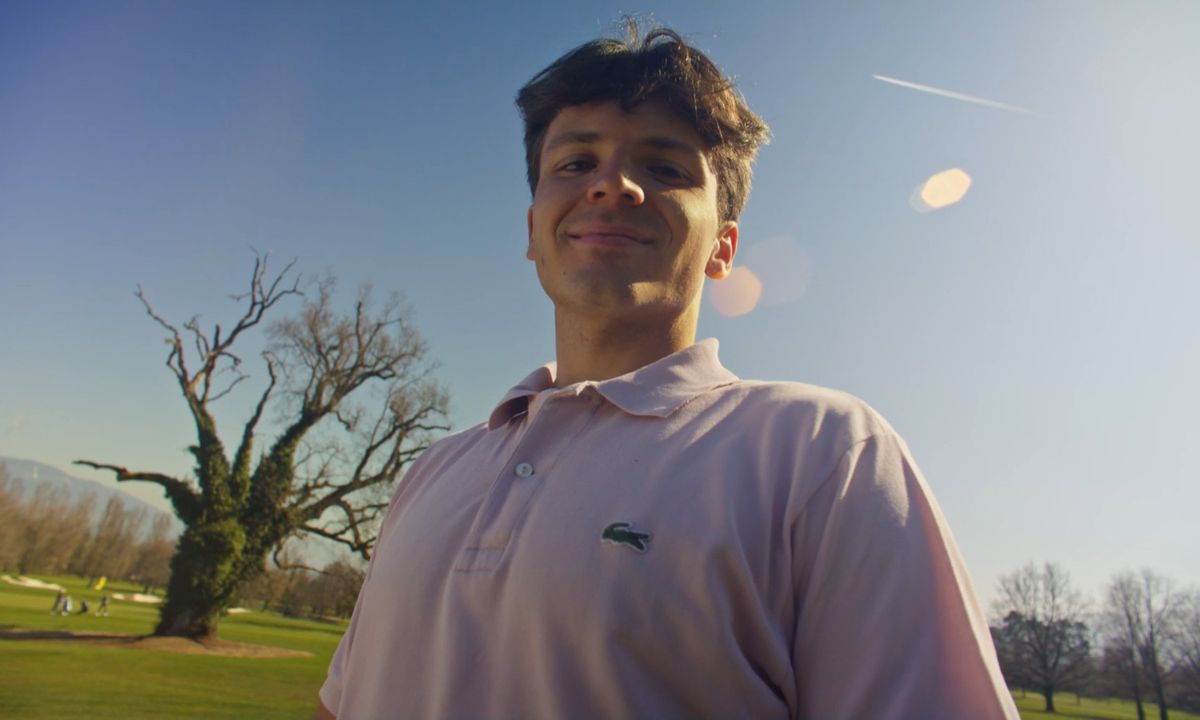 Kako se nosi polo majica? Najbolje kombinacije za casual i polu-formalni stil