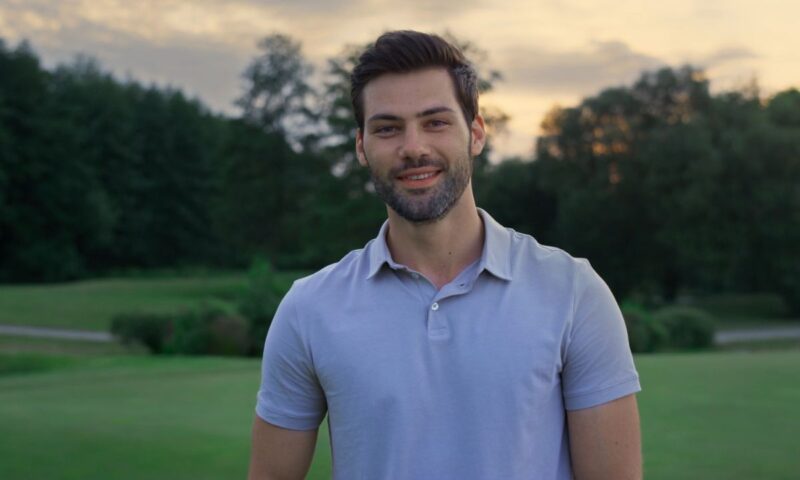 momak pozira obučen u polo majicu