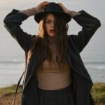 Svetlo plava boja kombinacije – Kako je nositi u svakodnevnim outfitima?