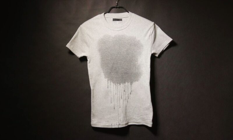 prikaz bele ištampane majice
