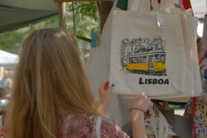 Štampa cegera i torbi: materijali, trajnost otiska, veličina dizajna i predlozi za dobar slogan