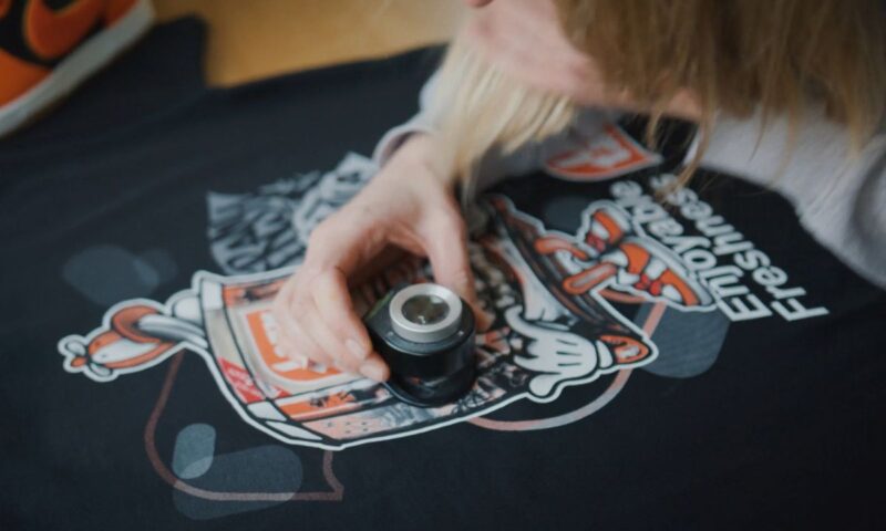 osoba proverava ištampan rad na majici