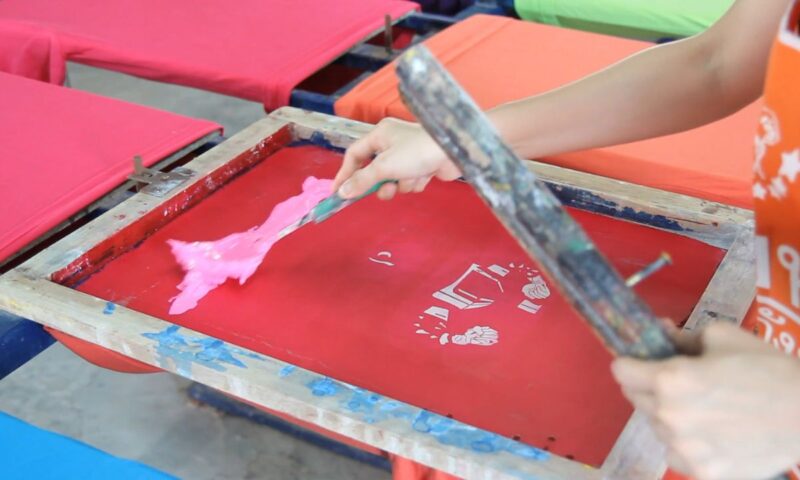 devojka štampa print na majici